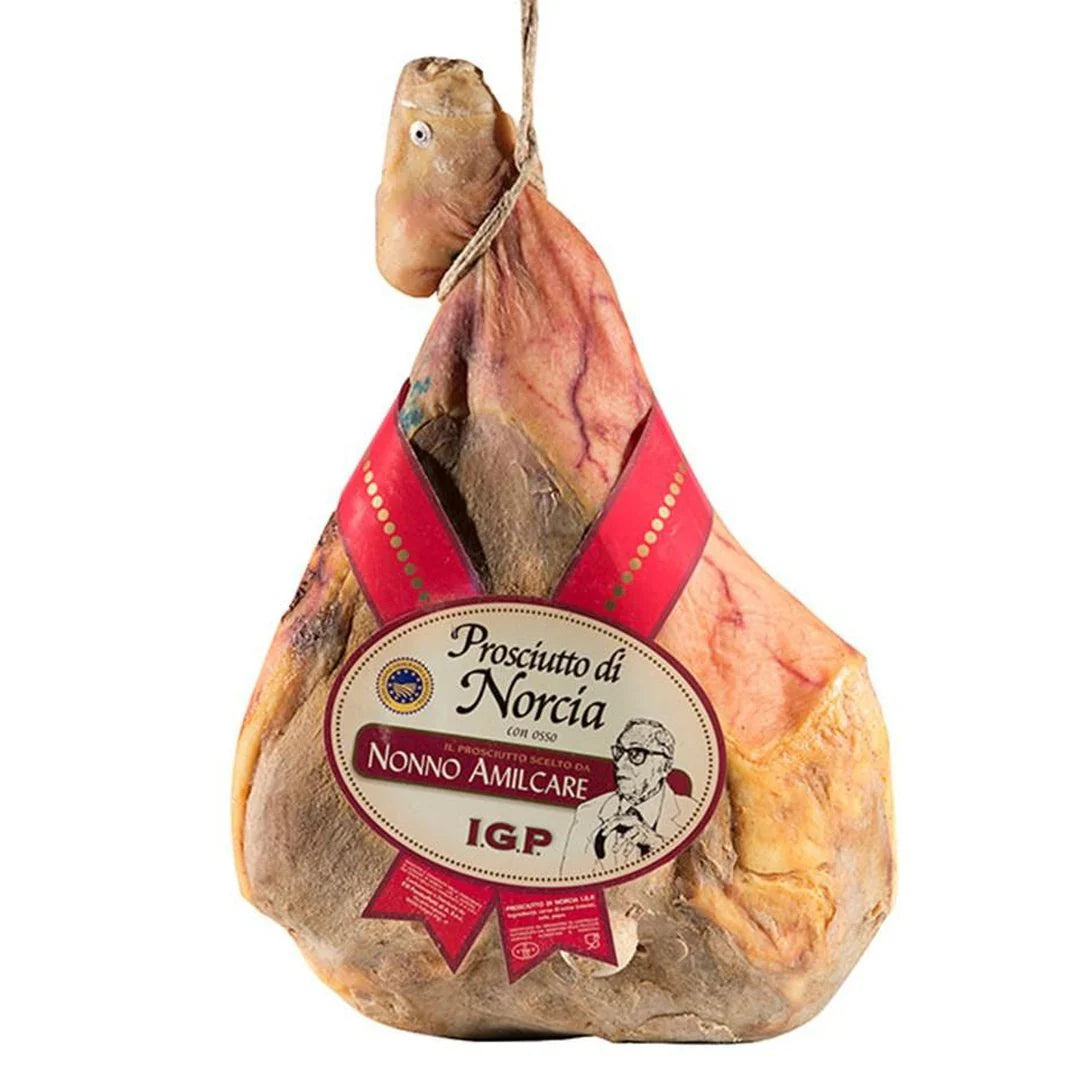 Prosciutto di Norcia IGP intero in primo piano, La Montagnola Castelluccio