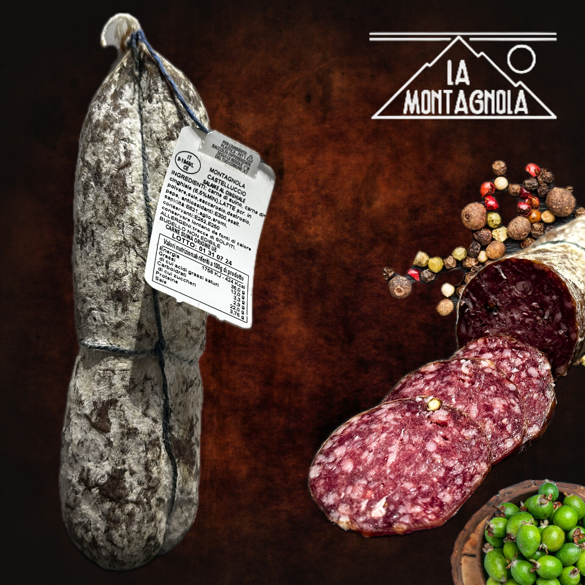 Salame al cinghiale Castelluccio intero e affettato con spezie sullo sfondo