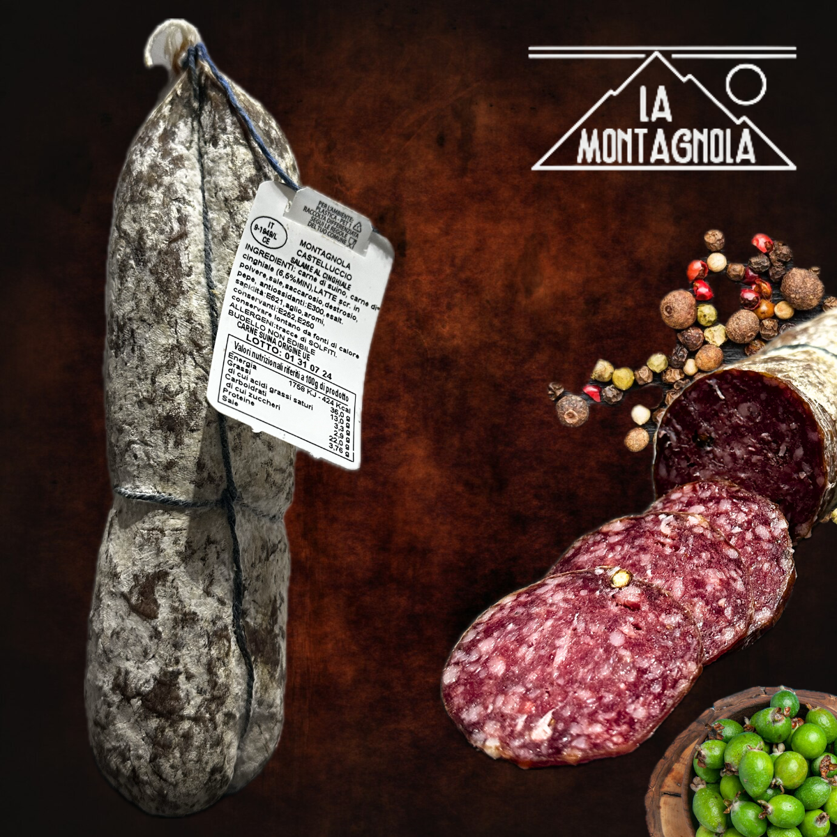 Salame al cinghiale Castelluccio intero e affettato con spezie sullo sfondo 