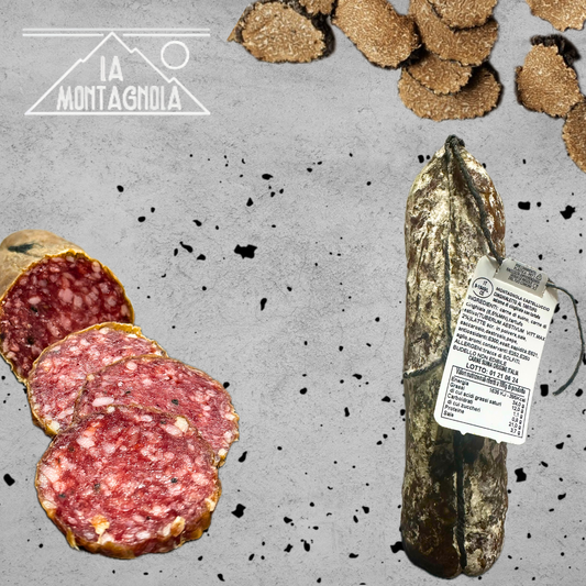 Salame di cinghiale al tartufo affettato e intero con scaglie di tartufo